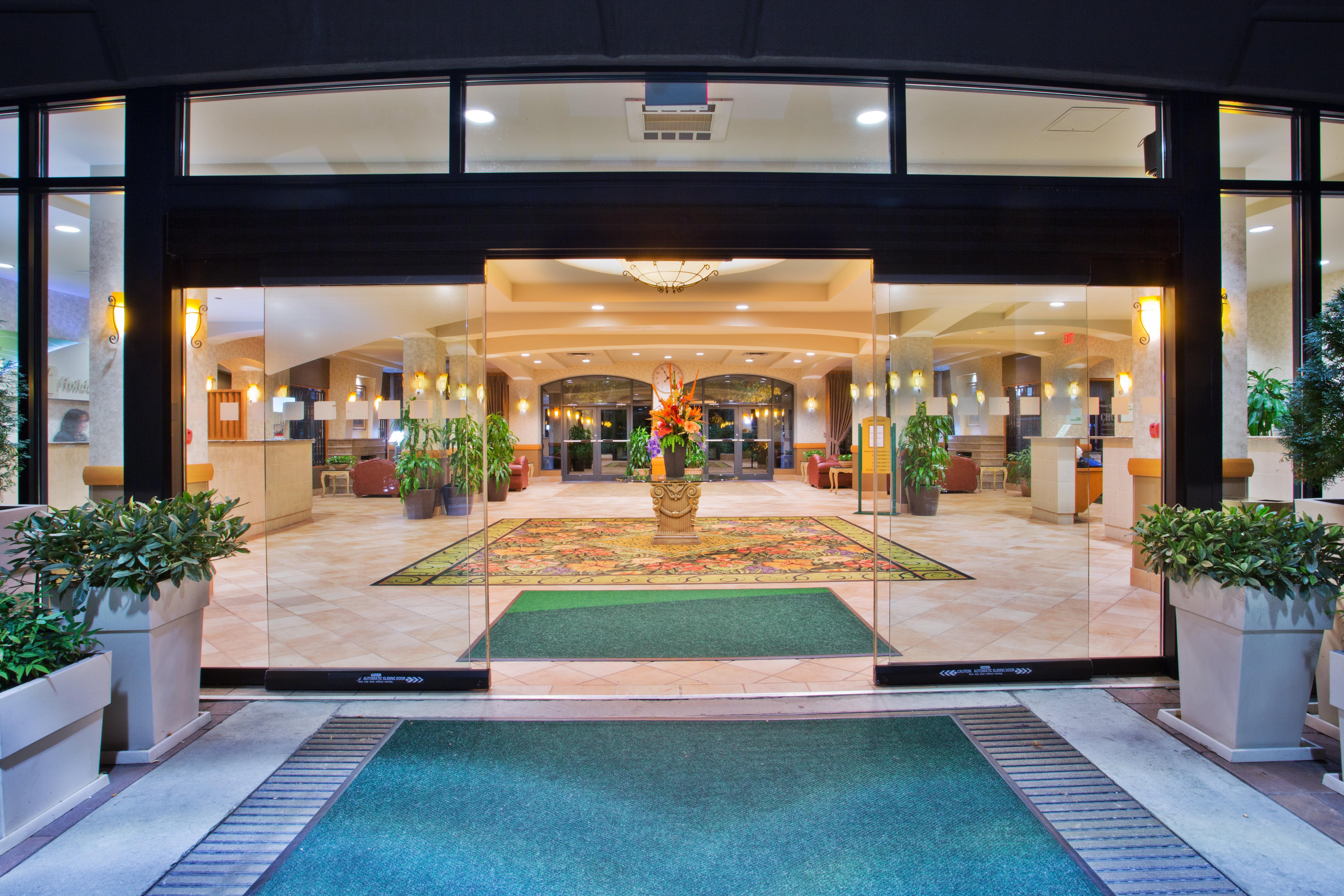 Holiday Inn & Suites North Vancouver By Ihg Экстерьер фото