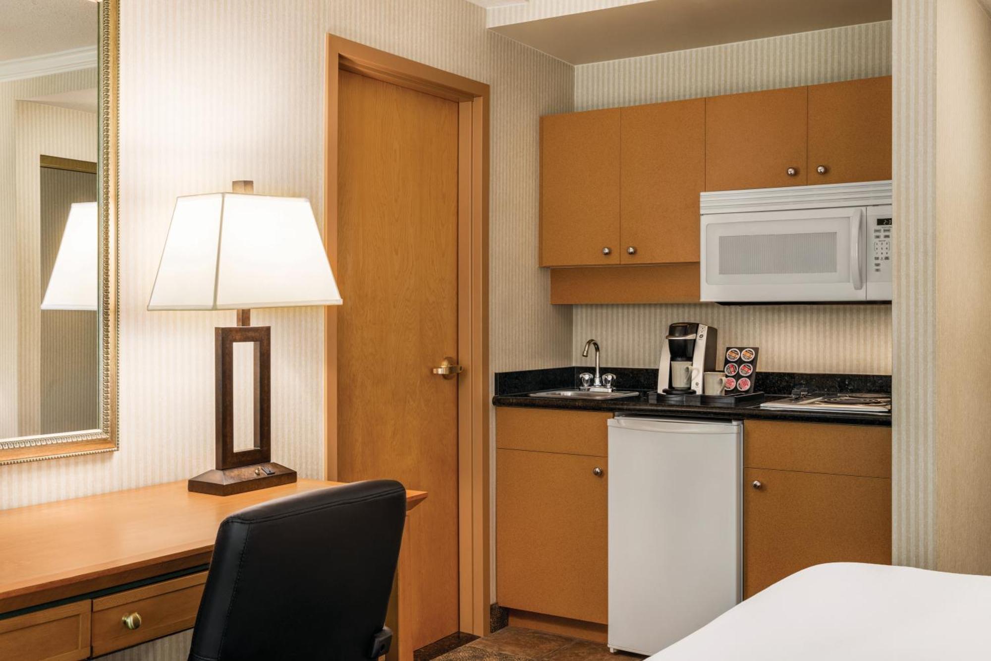 Holiday Inn & Suites North Vancouver By Ihg Экстерьер фото