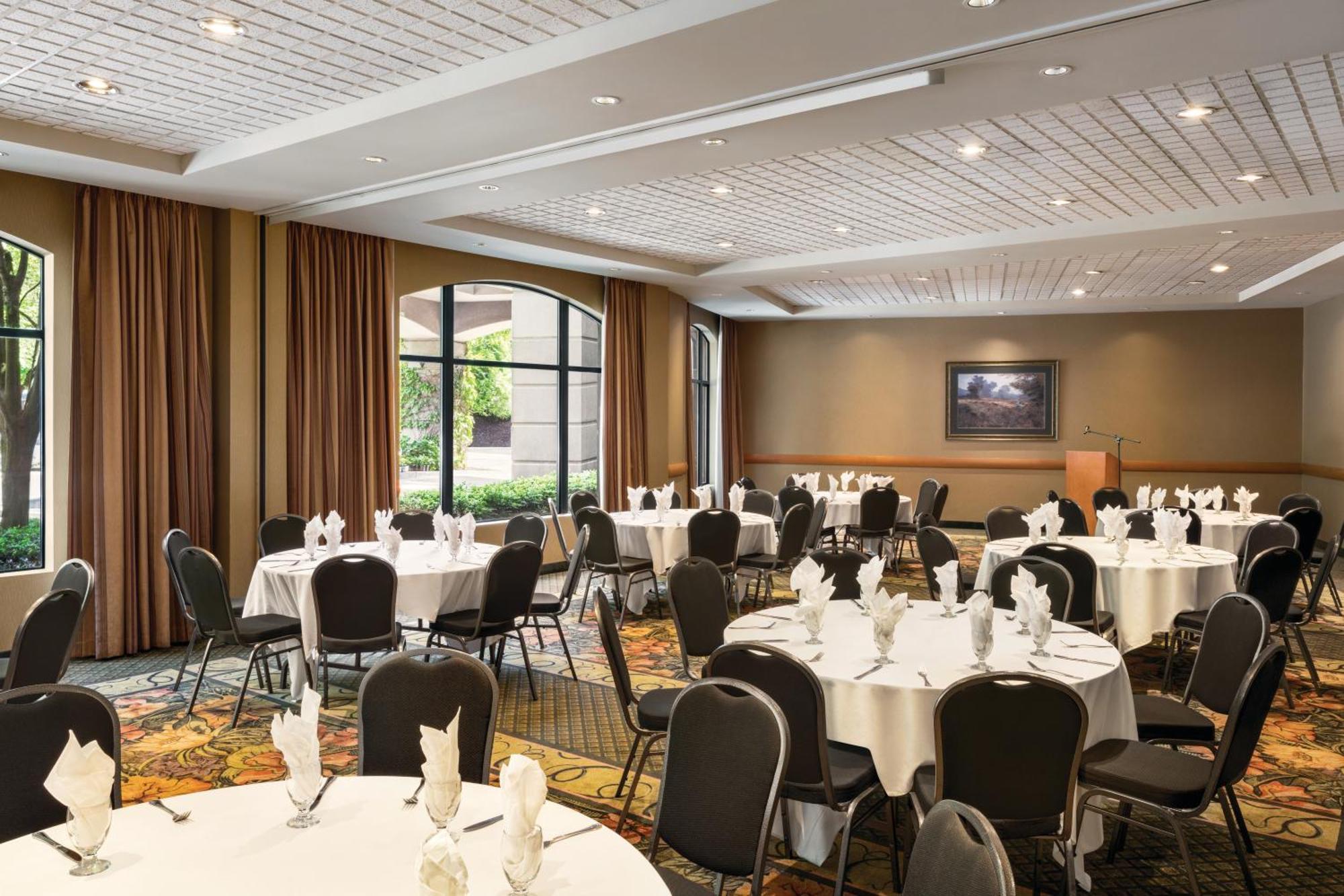 Holiday Inn & Suites North Vancouver By Ihg Экстерьер фото