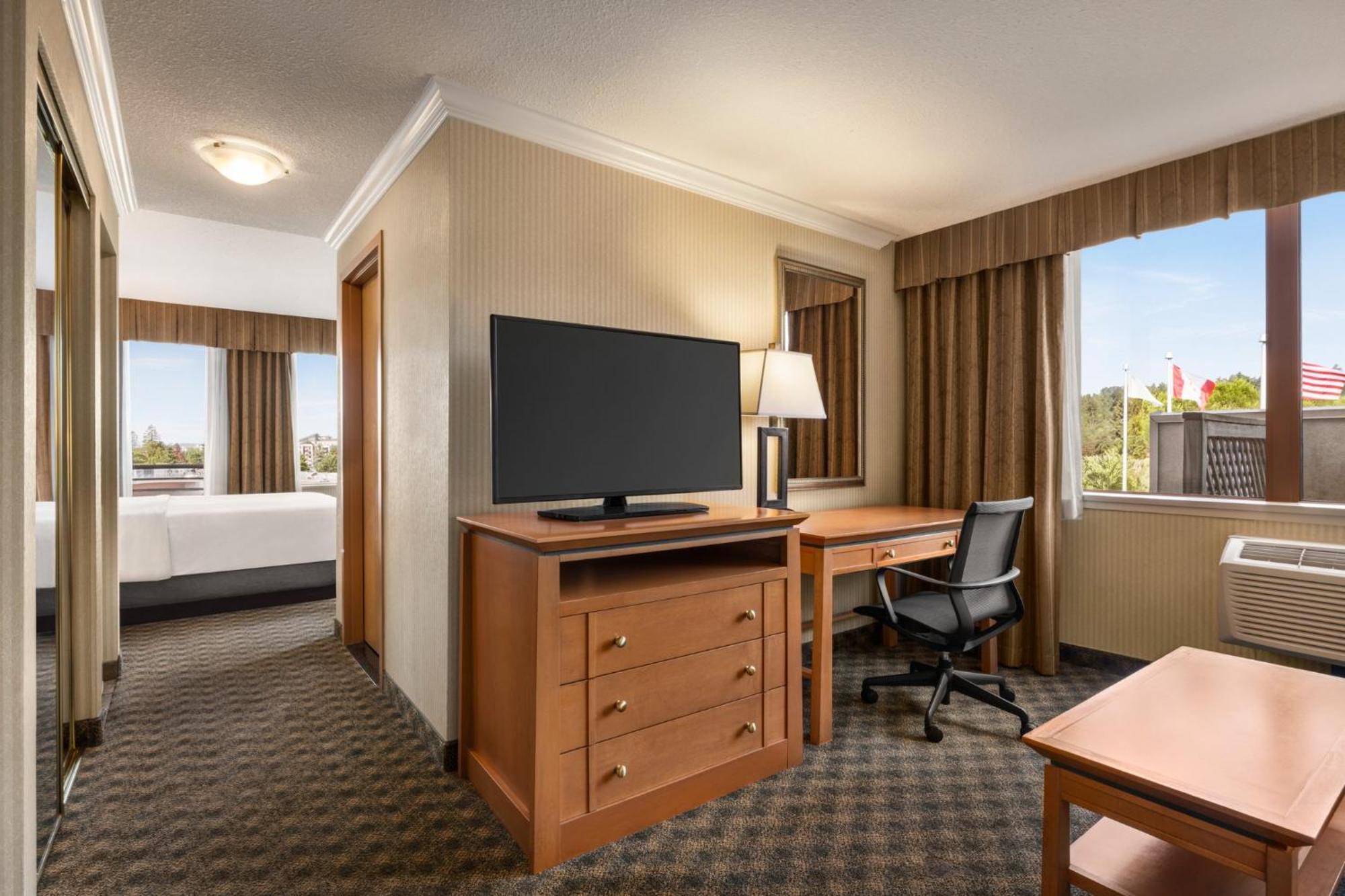 Holiday Inn & Suites North Vancouver By Ihg Экстерьер фото
