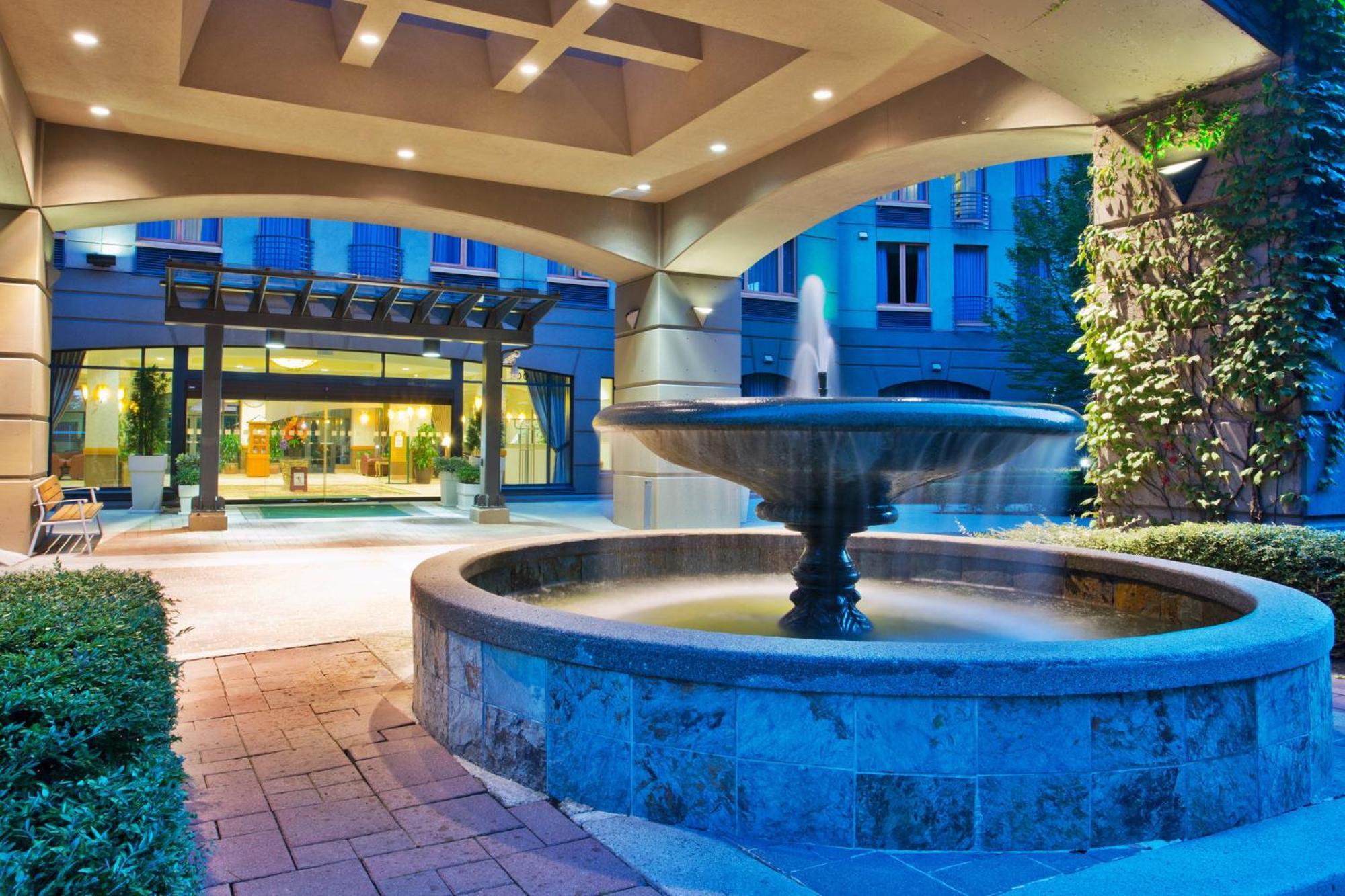 Holiday Inn & Suites North Vancouver By Ihg Экстерьер фото